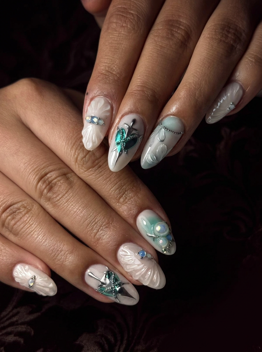 Diseño de uñas artísticas con relieve, cristales y acabado editorial de lujo